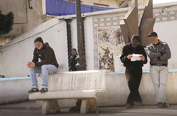 d-quotidien-dune-jeunesse-livree-a-loisivete-a829c