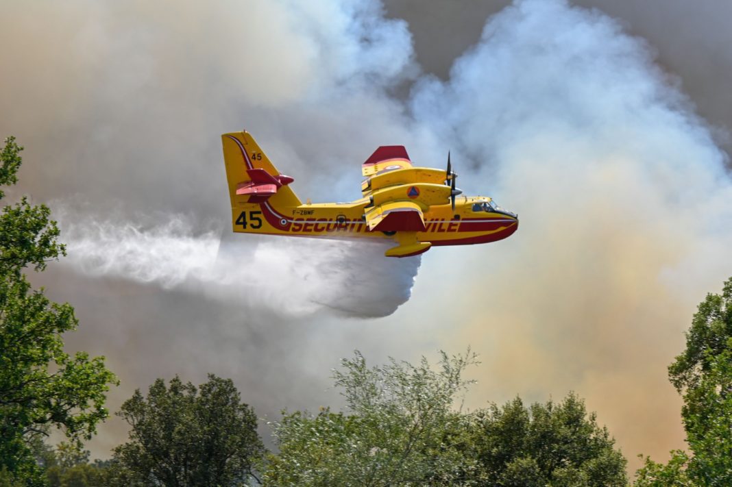 Incendie-dans-le-Var-les-images-d-un-bateau-de-plaisance-qui-frole-un-canadair-en-plein-ravitaillement