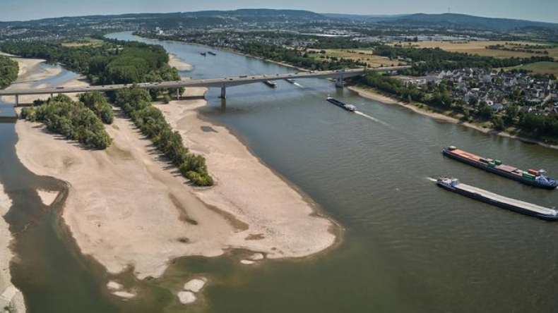 Le Rhin en Allemagne est tombé à cause de la sécheresse Le Rhin en Allemagne est tombé à cause de la sécheresse