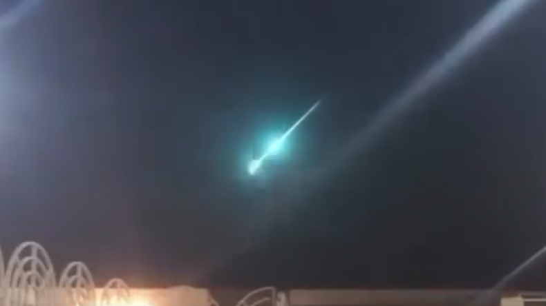 météore avec une lumière verte météore avec une lumière verte