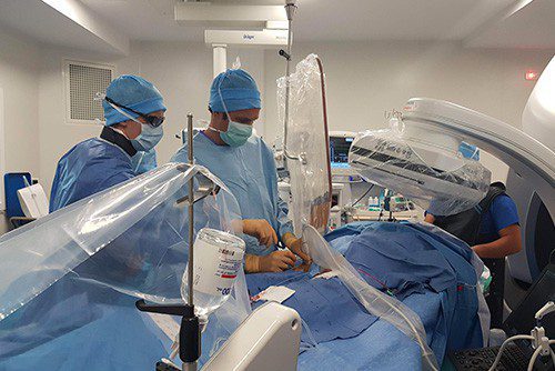 Oran: les médecins réussissent la première transplantation de valve aortique par voie percutanée