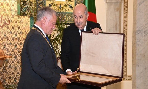 Le Roi Abdallah II de Jordanie décoré de la médaille du mérite national de l’ordre « El Athir »
