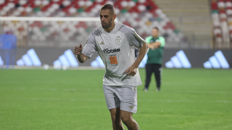 Islam Slimani Rejoint le Stage des Verts pour un Entraînement Intensif Islam Slimani Rejoint le Stage des "Verts" pour un Entraînement Intensif