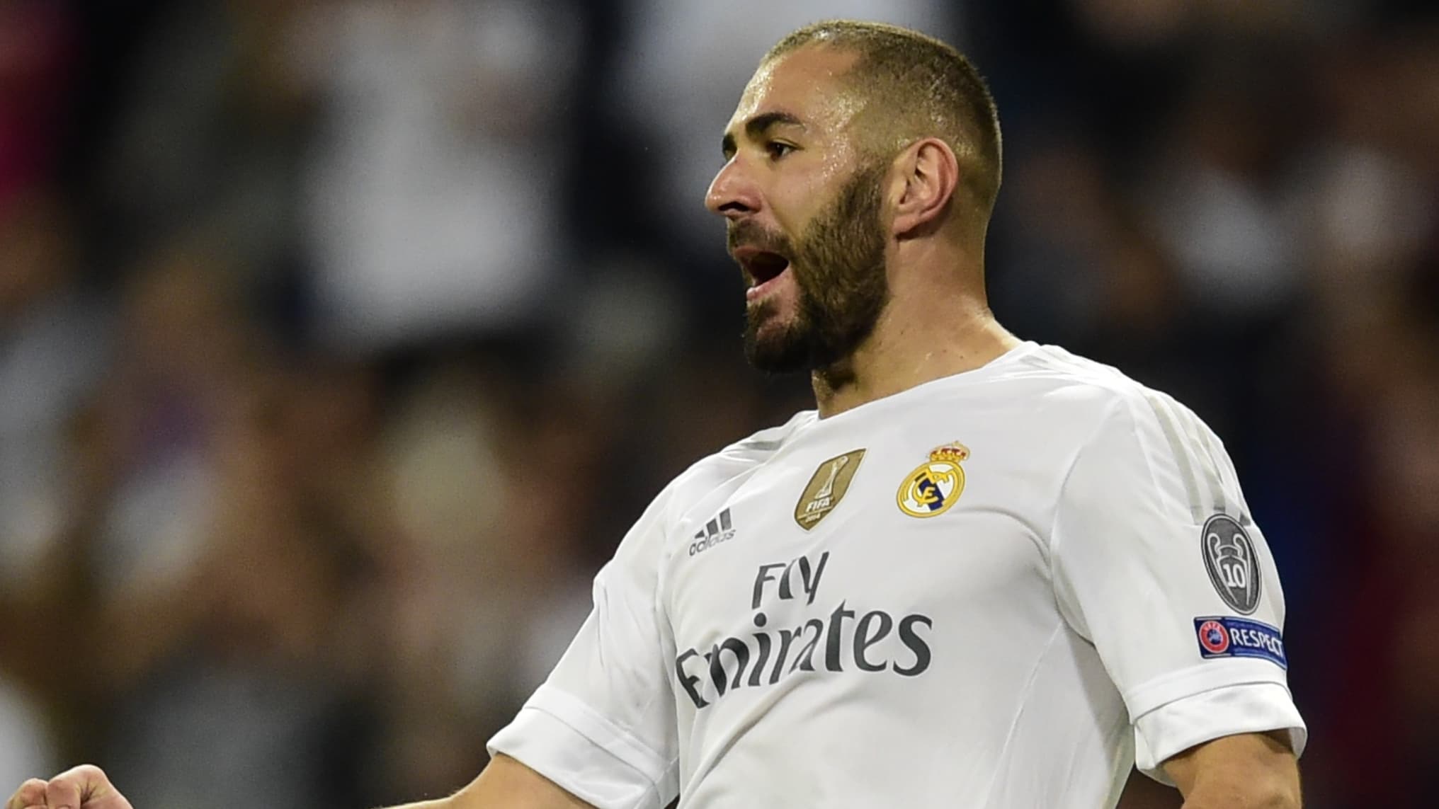 Karim Benzema face aux critiques : débat enflammé sur l’identité et les choix sportifs Karim Benzema face aux critiques : débat enflammé sur l’identité et les choix sportifs