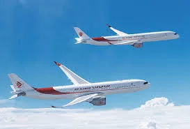 Avion Air Algérie au sol à l'aéroport d'Alger, avec carte du Moyen-Orient en arrière-plan illustrant les zones de conflit.