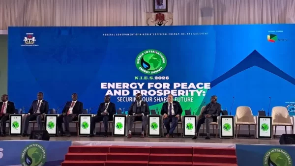 Pavillon algérien CDER au Salon Key Energy Transition Expo Rimini 2026, avec panneaux solaires et systèmes de mesure.