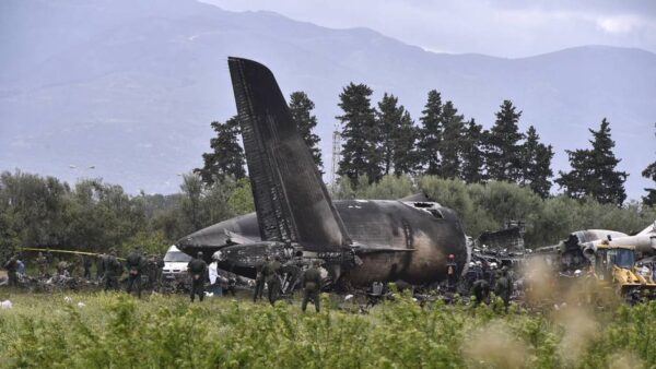 Épave d’un avion militaire Beechcraft 1900 après crash à la base de Boufarik, Algérie, 5 mars 2026