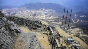 Photo d’archive d’une cérémonie officielle à Béjaïa pour le lancement de la mine de zinc‑plomb d’Amizour, avec le Premier ministre Sifi Ghrieb au premier plan.