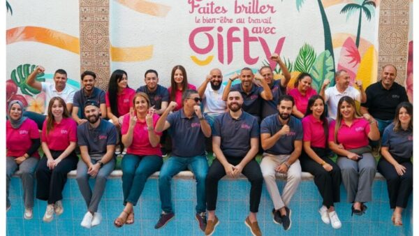 Appli Gifty sur smartphone montrant un paiement en ligne et une carte cadeau numérique, illustrant la transition du cash vers les paiements numériques en Algérie.