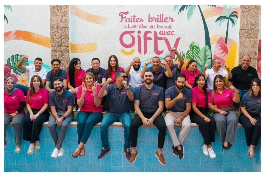 Appli Gifty sur smartphone montrant un paiement en ligne et une carte cadeau numérique, illustrant la transition du cash vers les paiements numériques en Algérie.