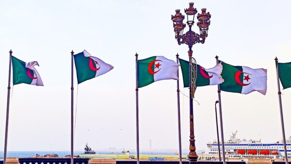 Carte du Moyen-Orient avec frappes sur l’Iran et drapeaux Algérie, soulignant les enjeux technologiques.