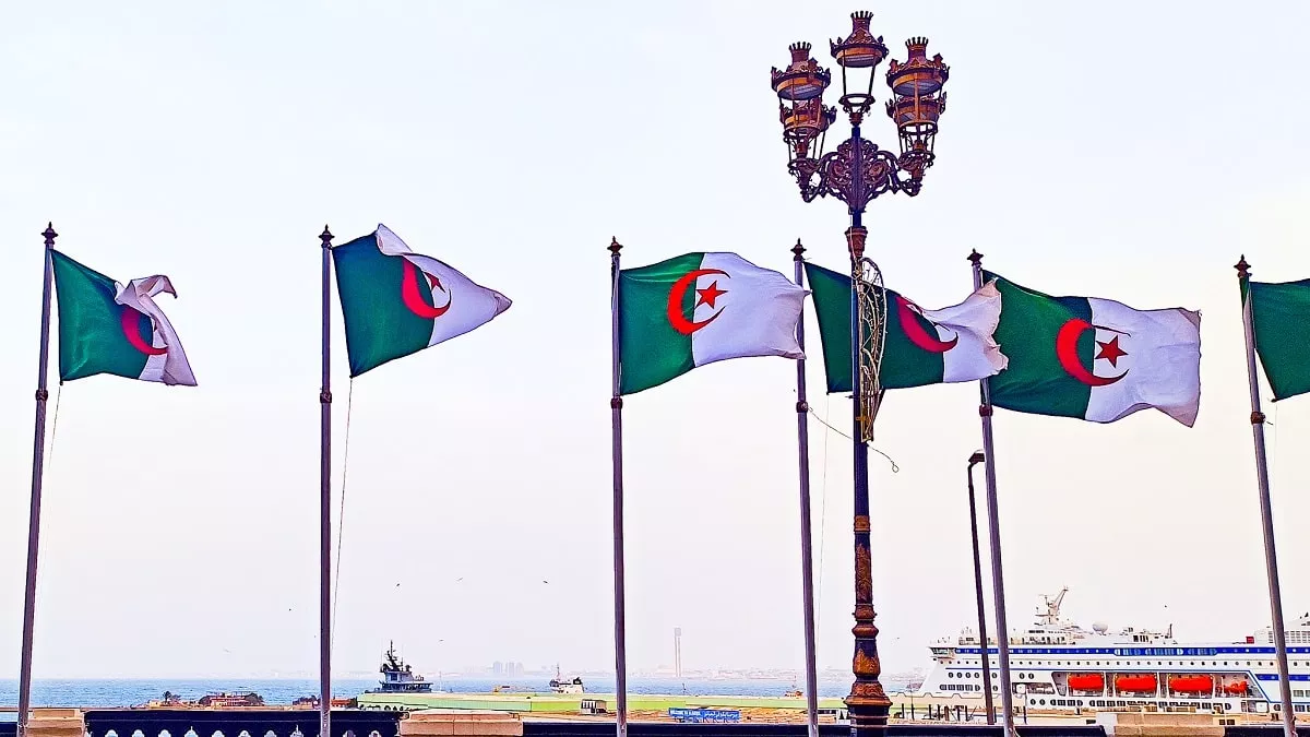 Carte du Moyen-Orient avec frappes sur l’Iran et drapeaux Algérie, soulignant les enjeux technologiques.