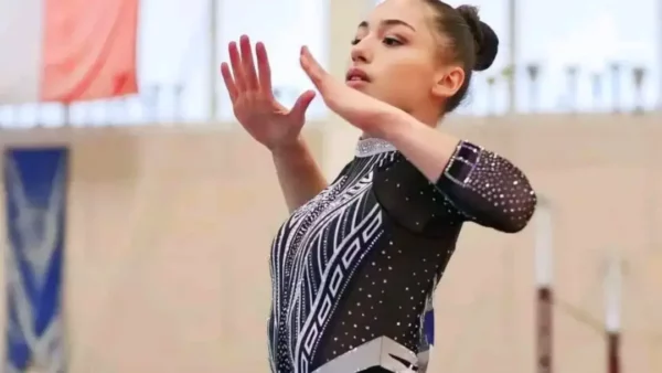 Kaylia Nemour en action aux barres asymétriques lors des qualifications à Bakou, Coupe du monde gymnastique 2026