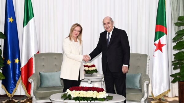 Giorgia Meloni et le président Tebboune lors d'une réunion officielle à Alger, avec en arrière-plan les infrastructures gazières algériennes et le gazoduc TransMed