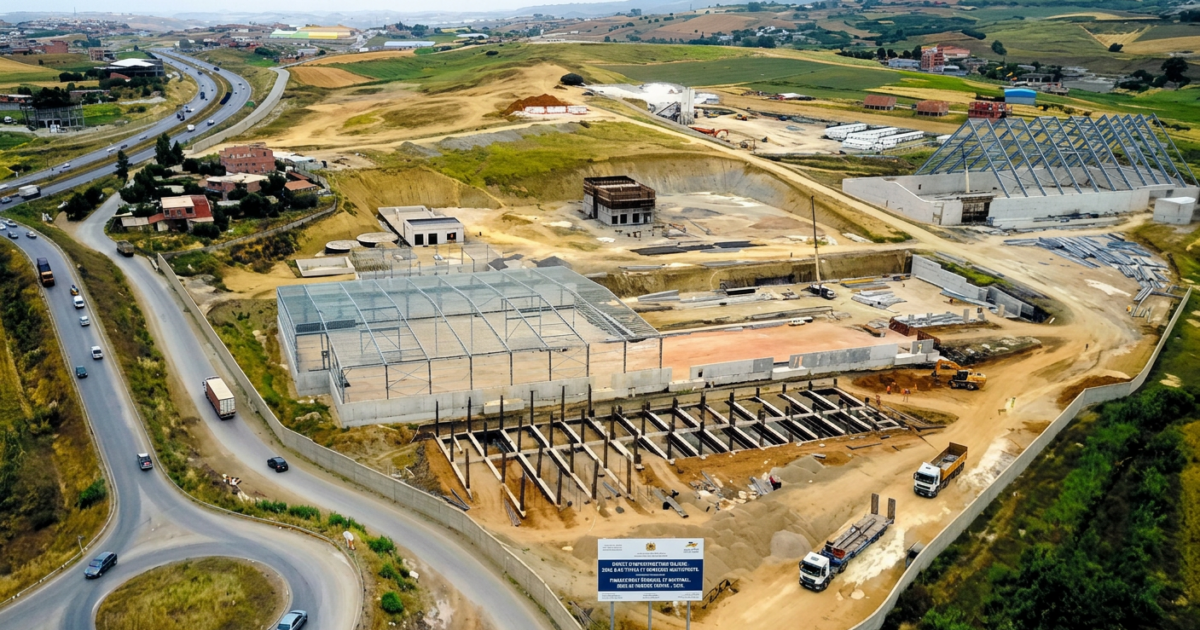 Zone d'activités de Draâ El Mizan, wilaya de Tizi-Ouzou — lot industriel occupé par une unité de production sans titre foncier régularisé, avril 2026