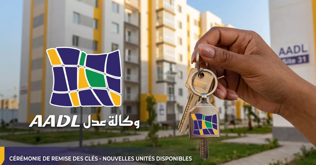 Main tenant une carte Edahabia devant un écran affichant le portail de paiement AADL 3 sur aadl.dz