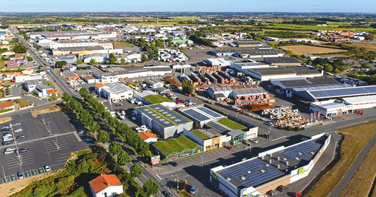 Zone industrielle publique algérienne gérée par DIVINDUS ZI à Sétif, au cœur d'un conflit social sur les primes et le transfert vers l'ANFI, avril 2026.