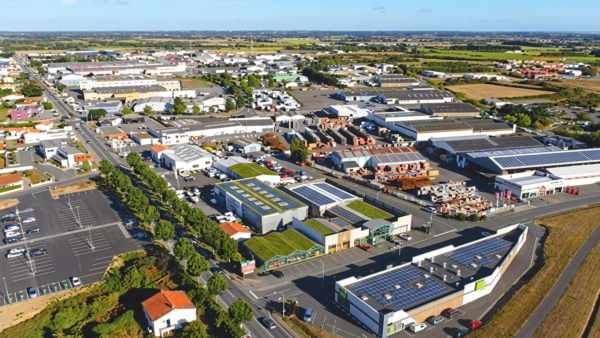 Zone industrielle publique algérienne gérée par DIVINDUS ZI à Sétif, au cœur d'un conflit social sur les primes et le transfert vers l'ANFI, avril 2026.