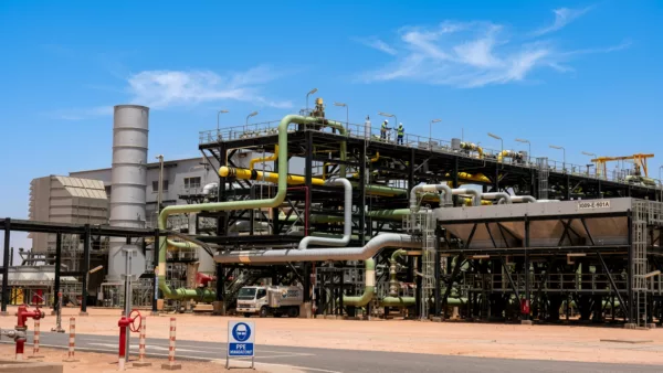 Installations de traitement du gaz naturel de Sonatrach à Hassi R'Mel, principal gisement gazier d'Algérie, en plein désert du Sahara.