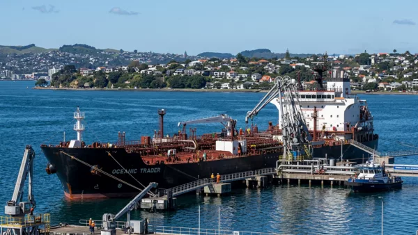Terminal méthanier européen avec jauges de stockage de gaz et graphique TTF montrant la volatilité des prix entre mars et avril 2026