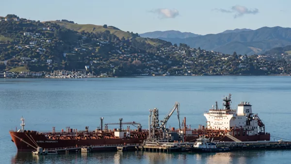 Vue aérienne du détroit d'Ormuz avec pétrolier immobilisé, illustrant le blocage du trafic maritime pétrolier lors de la crise irano-américaine d'avril 2026.