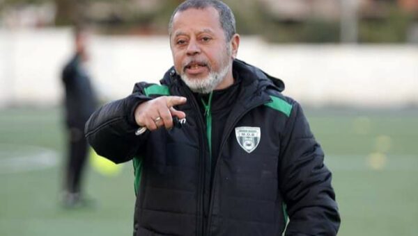 EN: Dans la vidéo, Mustapha Biskri met en garde Djamal Belmadi et ses petits