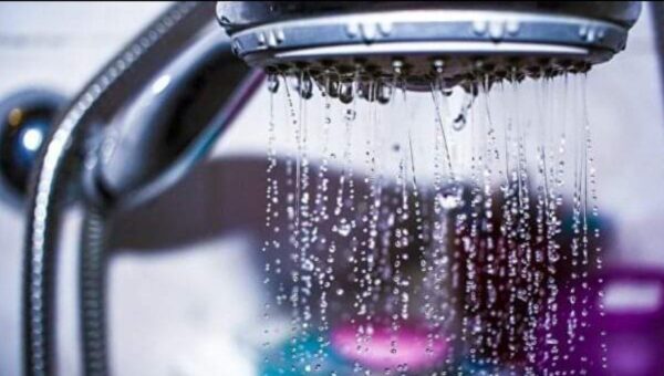 Un médecin explique les étapes pour profiter de la douche à l’eau froide pour renforcer l’immunité