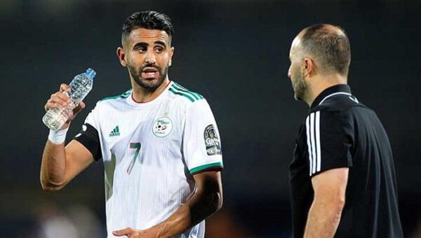 EN: Riyad Mahrez interagit avec avec les résultats du tirage au sort du match barrage