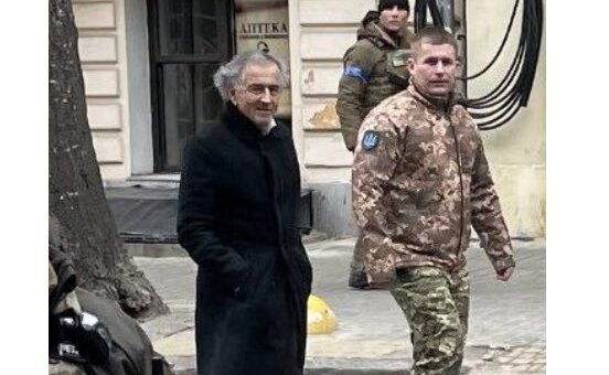 Il est apparu dans la ville d’Odessa, en Ukraine / les images de Bernard-Henri Levy suscitent la colère sur les réseaux sociaux