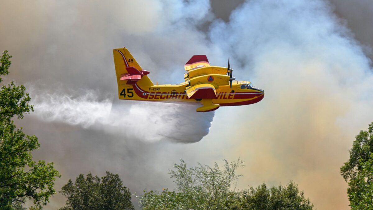 Feux de forêt : l’Algérie compte affréter six avions bombardiers d’eau
