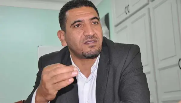 Karim Tabbou agresse le journaliste Khalaf Ben Hadda lors des funérailles du père d’Anes Tina