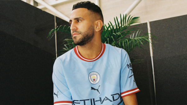La promotion du nouveau maillot par Mahrez est-elle une indication qu&rsquo;il restera à City la saison prochaine ?