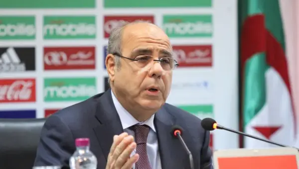 Dans la vidéo: Mohamed Raouraoua répond à une question sur la possibilité de rejouer le match du Cameroun