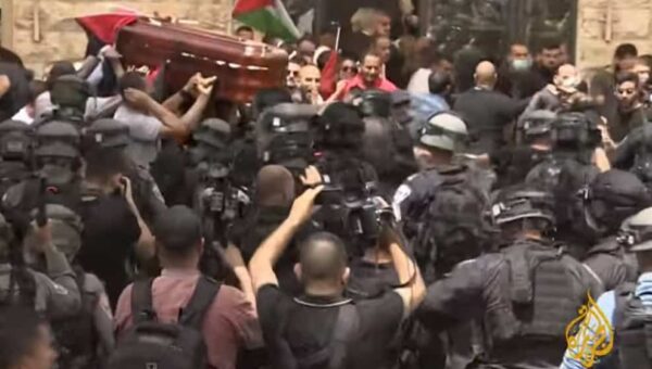 Palestine : l’armée sioniste s’acharne sur la dépouille Shireen Abu Akleh (vidéo)