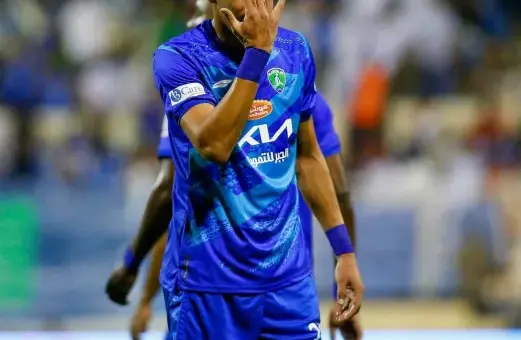 vidéo: Sofiane Bendebka marque un but et arrête les victoires des leaders de la Ligue saoudienne