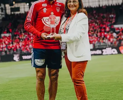 Football: Youcef Belaïli reçoit le prix du meilleur joueur
