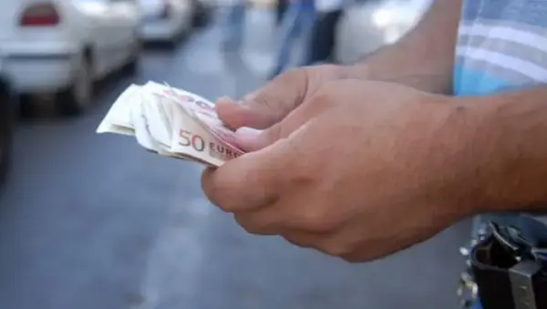 Les cours de l&rsquo;euro et du dollar face au dinar à la banque et sur le marché parallèle