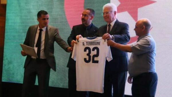 Le président Tebboune honore l’union de Khenchela et Mouloudia El Bayadh