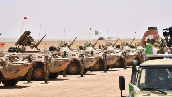 Bouteflika l&rsquo;a rétracté à cause du Maroc.. un immense défilé militaire en Algérie