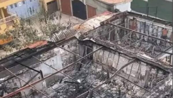 Insolite : le chef cuisinier Hichem organise un barbecue sur les cendres de son restaurant ravagé par les flammes (vidéo)