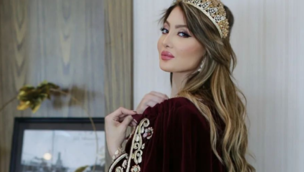 Elle a provoqué un tollé.. Miss Africa nettoie les abats du mouton « dowara » avec la couronne et le karakou !