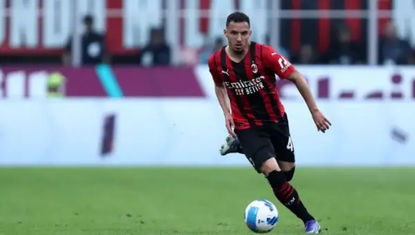 L&rsquo;entraîneur de Manchester United abandonne son joueur vedette pour Ismail Bennacer.