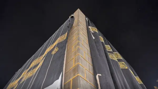 Dans la vidéo: un nouveau revêtement pour la Kaaba composé de 850 kg de soie grège