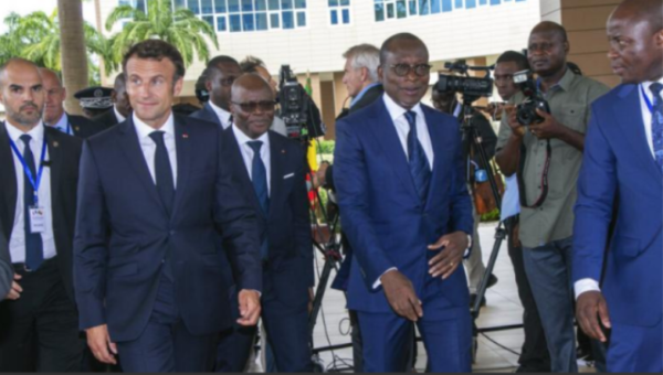 Vidéo: Un étrange incident entre Macron et le ministre des Affaires étrangères du Bénin a provoqué un tollé