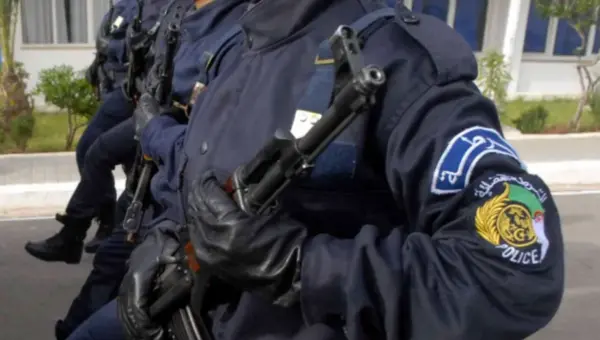 « Grâce à un travail de renseignement » .. La Police algérienne arrête un responsable de la sécurité tunisien qui s&rsquo;est échappé de la justice
