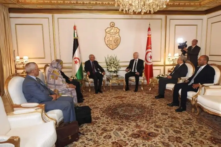 Said et Ghali dans la salle d'honneur de l'aéroport de Carthage