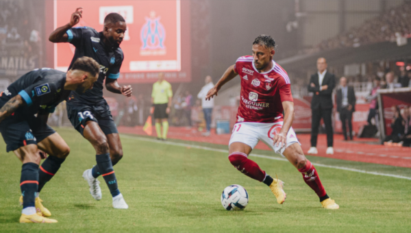 France Football: Décrit comme similaire au but de Mahrez contre le Nigeria. Youcef Belaili marque un Super but