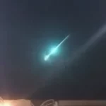 météore avec une lumière verte