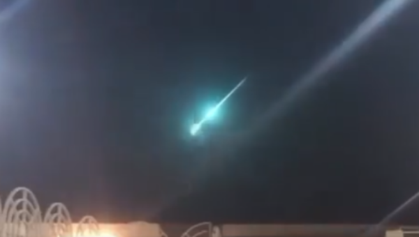 Dans la vidéo, un météore avec une lumière verte dans le ciel de l&rsquo;Arabie Saoudite