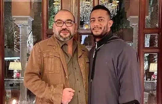 Mohammed VI ivre et  Mohamed Ramadan dans une relation homosexuel. Comment l’artiste a-t-il réconforté le roi du Maroc après leurs scandales ?